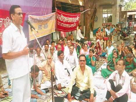Roared on fulfillment of promises of government employees