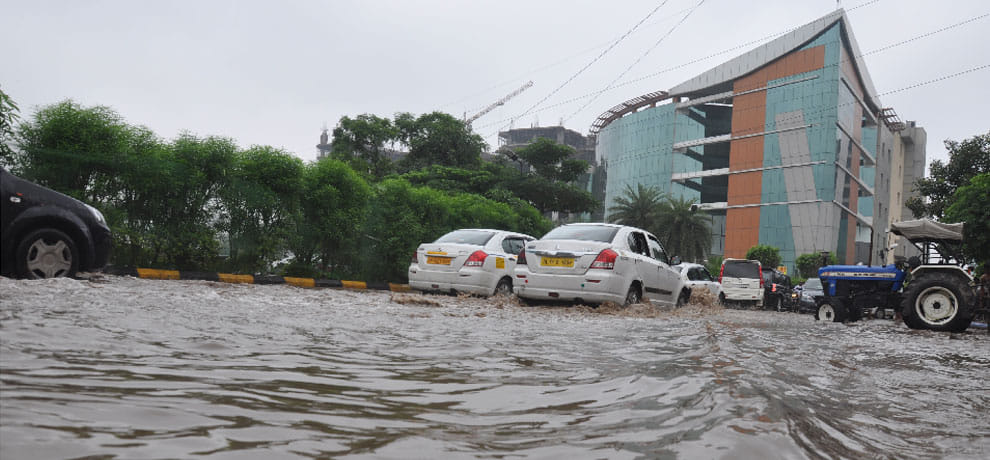 Gurgaon again suffering from rain and traffic jam, roads are full of water