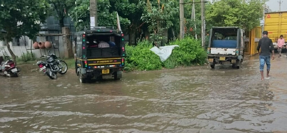 Gurgaon again suffering from rain and traffic jam, roads are full of water