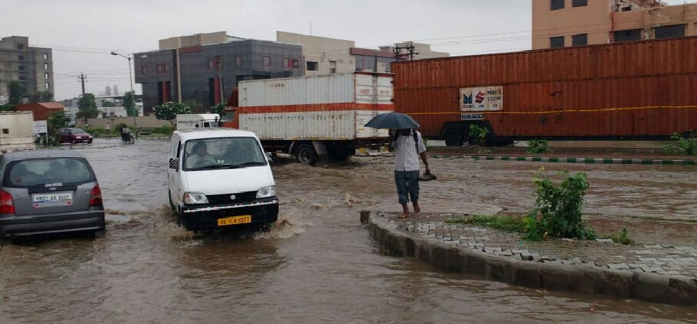 Gurgaon again suffering from rain and traffic jam, roads are full of water