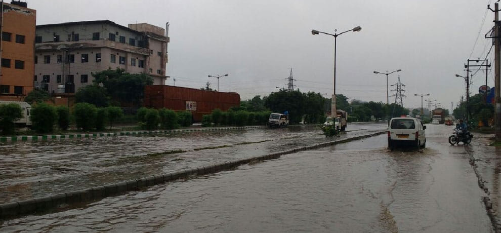 Gurgaon again suffering from rain and traffic jam, roads are full of water