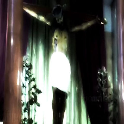 Jesus statue opens its eyes