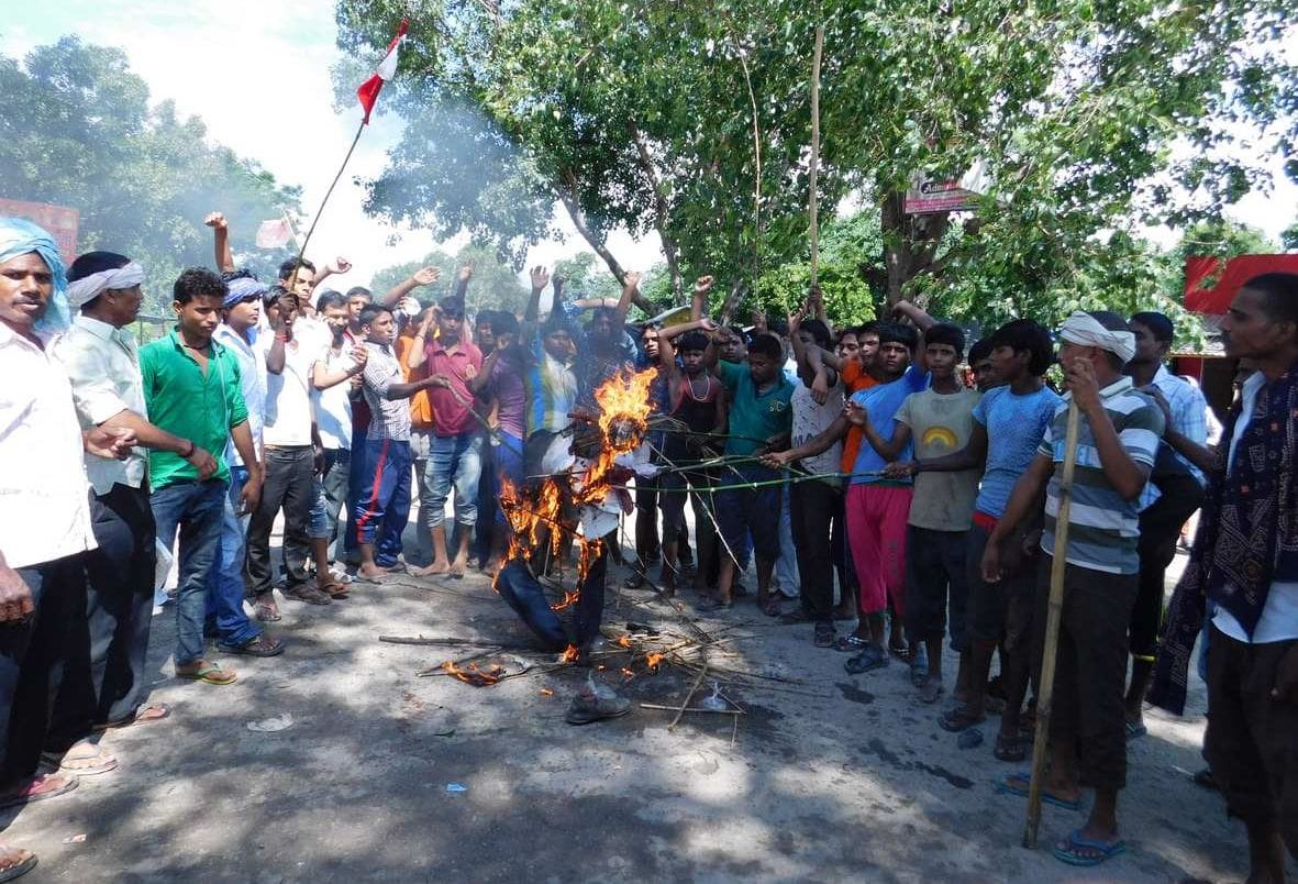 Youths burned effigies of police