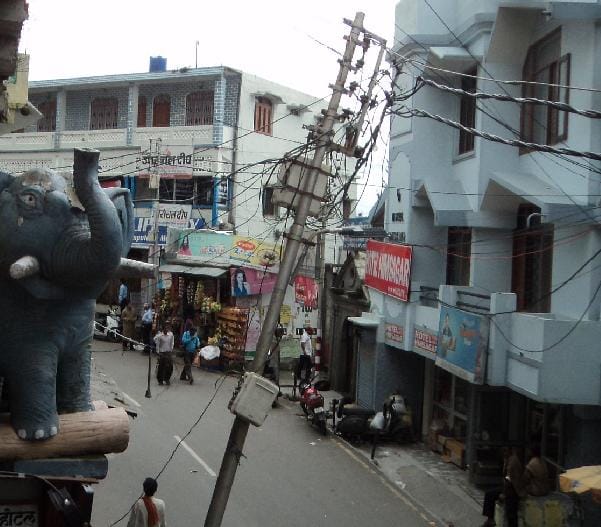 Rotten life from pole in a tight spot