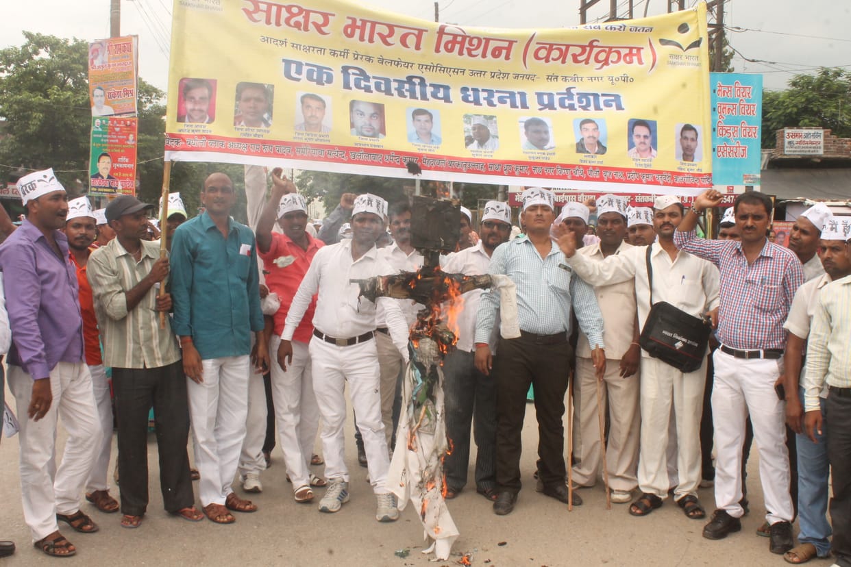  Burnt the effigy of the chief proponents of the bank at the crossroads