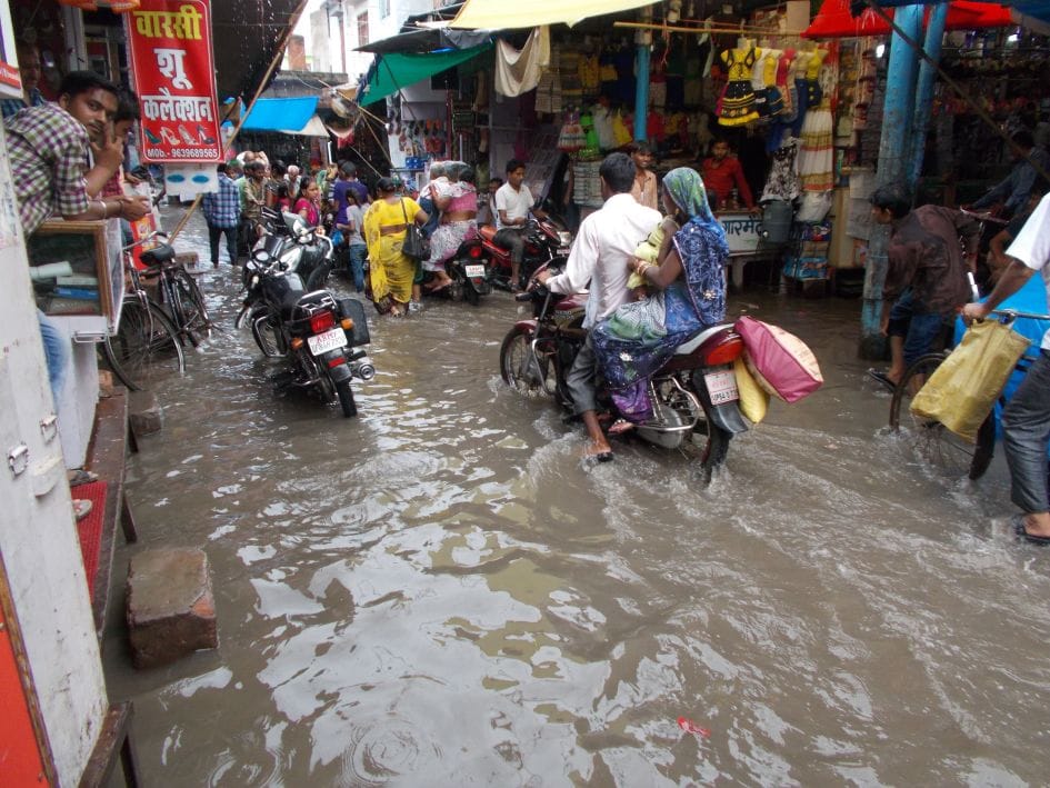 The rain made the city swimming pool, two houses collapse in Bhoganv