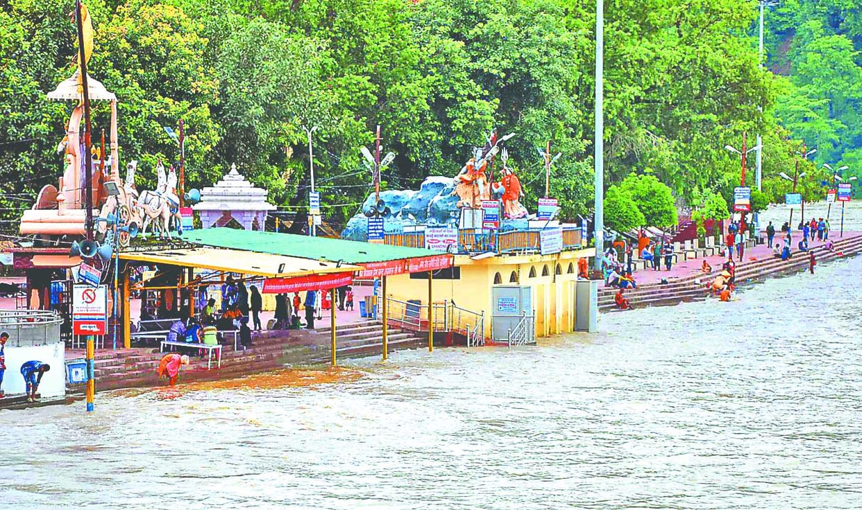 Ganga flowing 11cm above the warning level