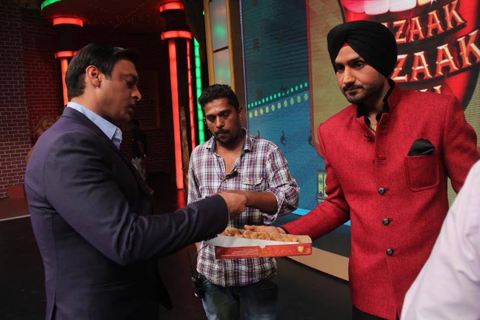 Shoaib Akhtar injured on the sets of Mazak Mazak Mein?