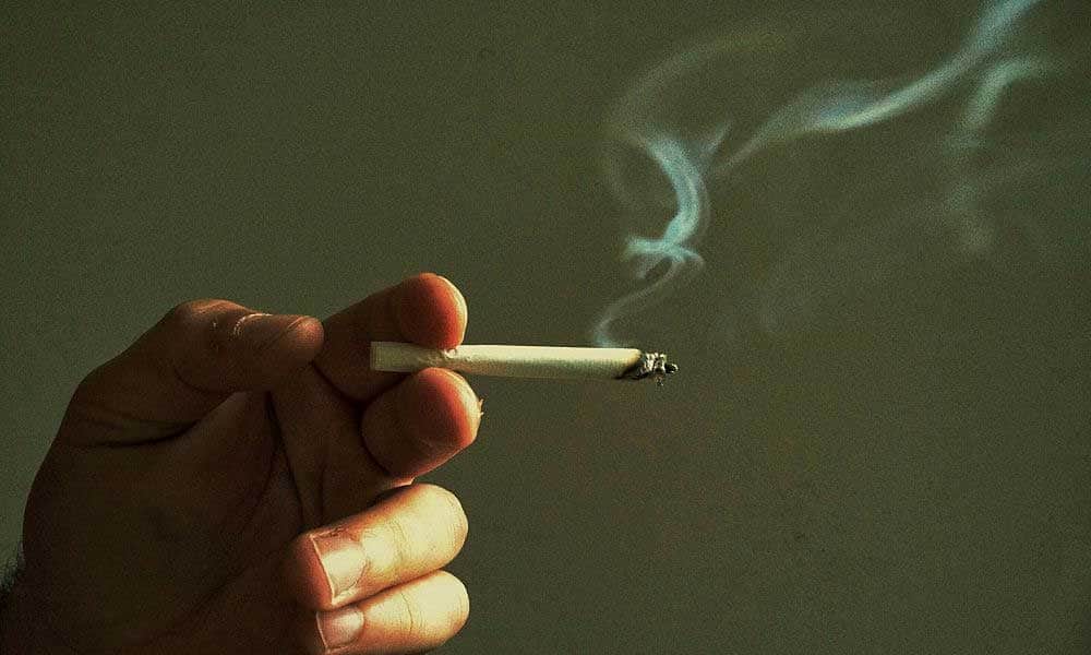 Males who smoke with boss likely to get faster promotions, Result of a Research