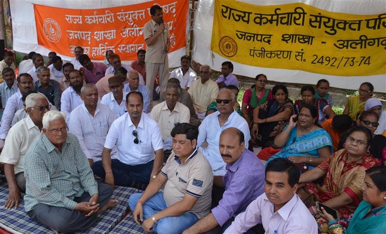 The strike paralyzed the functioning of state employees