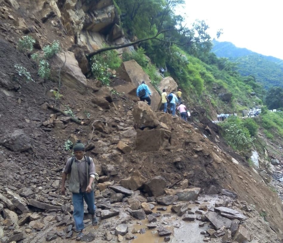 danger road of uttarakhand due to rain.