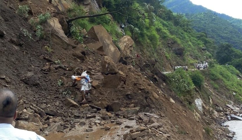 danger road of uttarakhand due to rain.