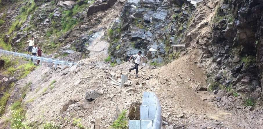 danger road of uttarakhand due to rain.