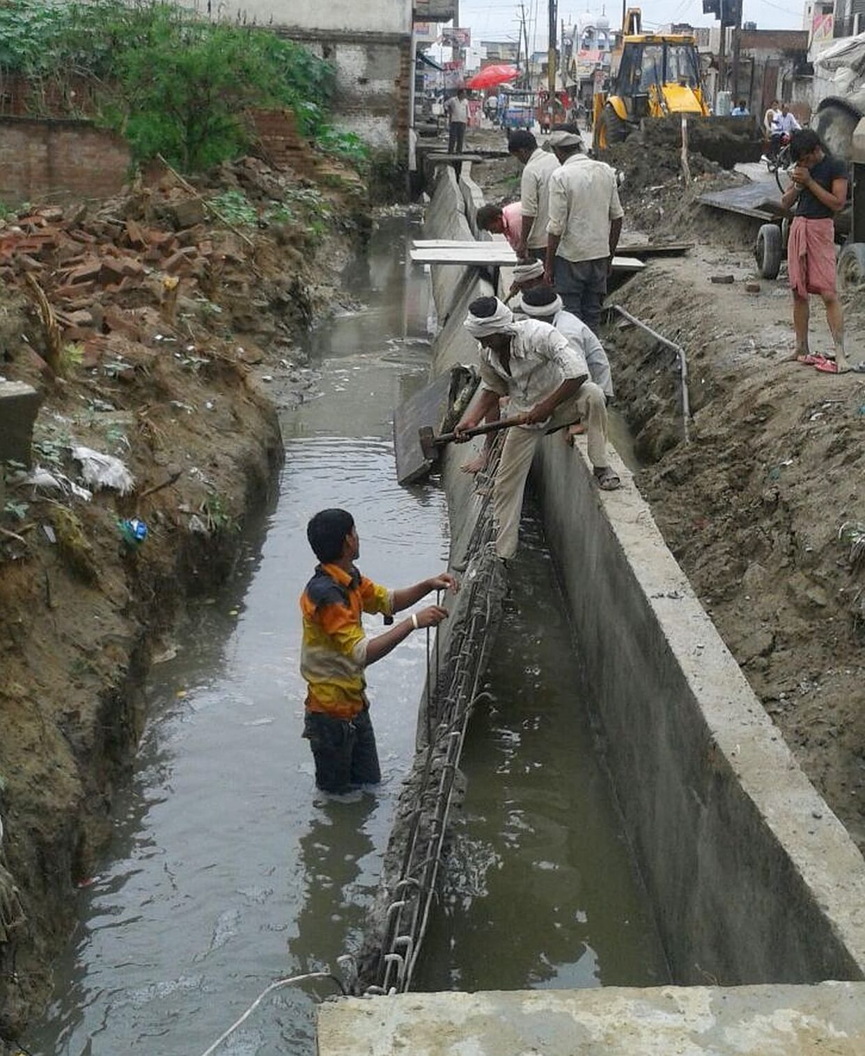 The wall collapsed sewer under construction.
