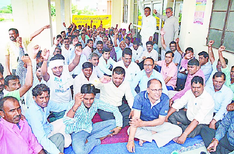 state govt workers protest on vikas bhawan