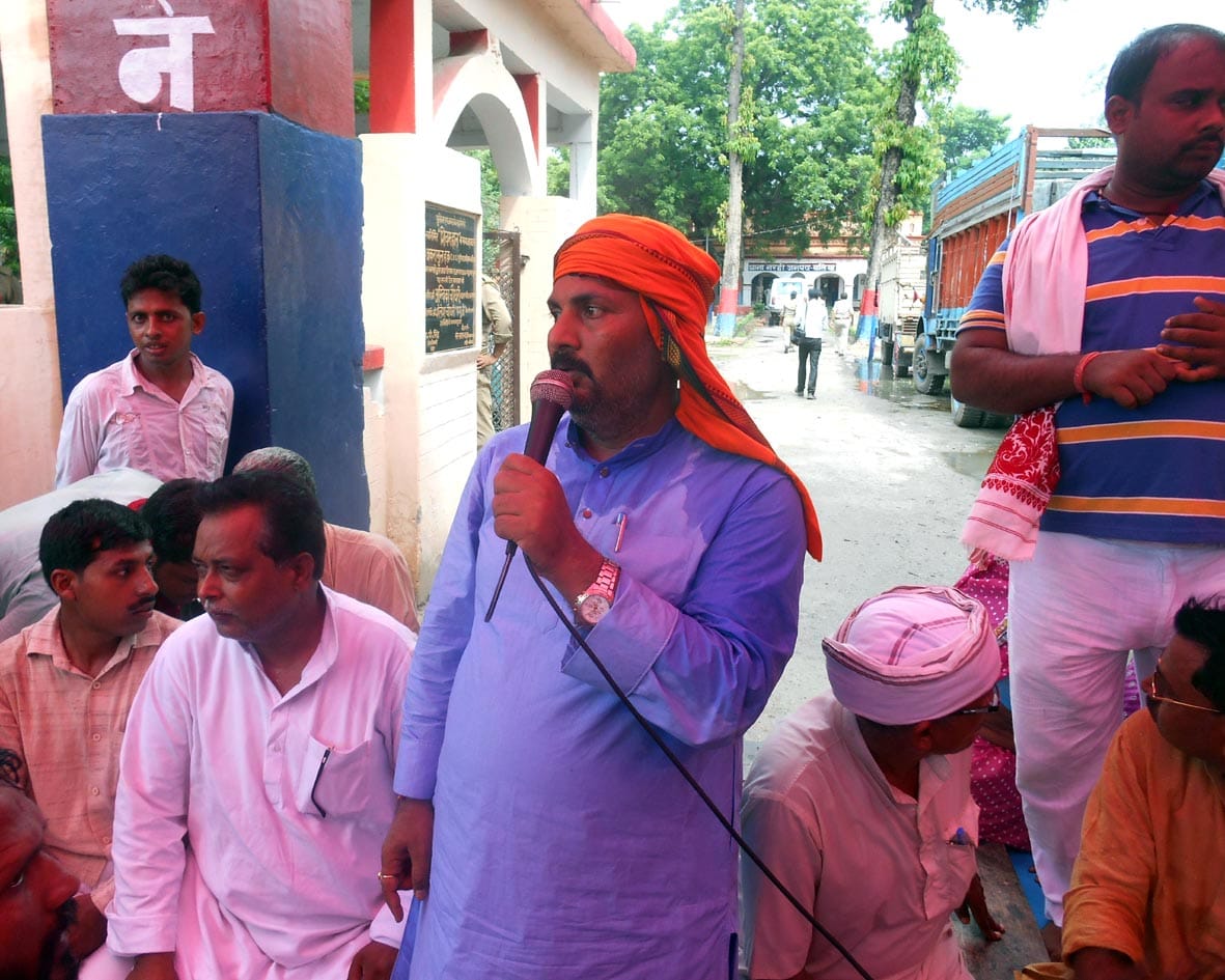 Addressing the dharna Fefna MLA Upendra Tiwari Baria police station.
