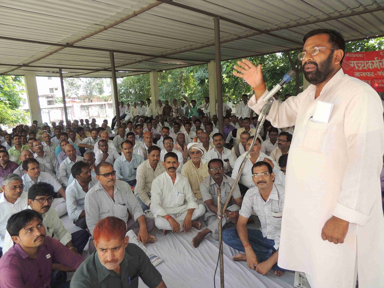 The strike paralyzed the work, the people returned