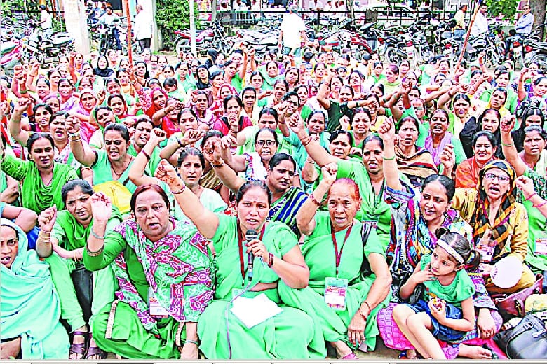Anganwadi workers began picketing by