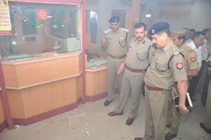 Dense area , the police 's eye , but in the bank robbery