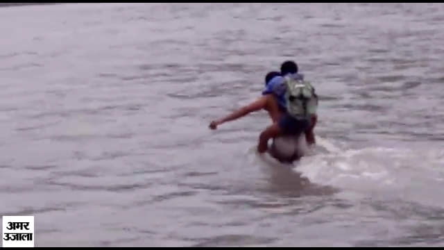 पुल पार कराता पिता