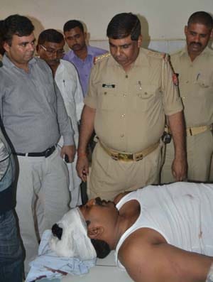 Stock trader robbed in broad daylight , firing