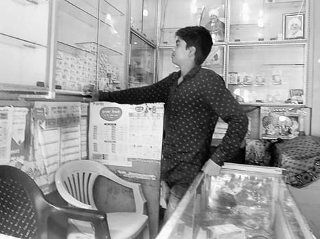 Breaking 50 thousand mobile store theft