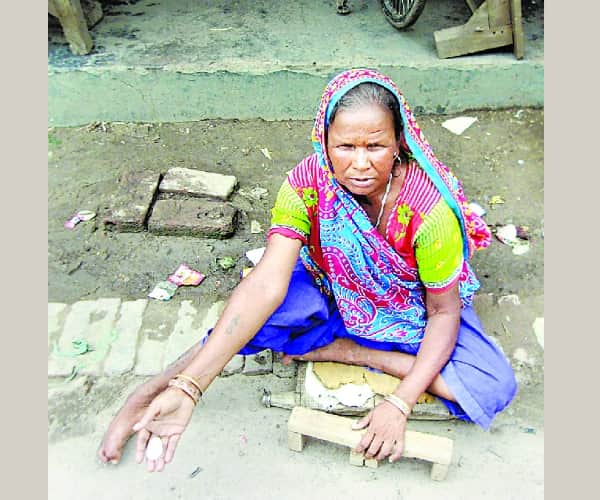  freedom fighter's daughter in law begs for her livelihood in Bahraich.