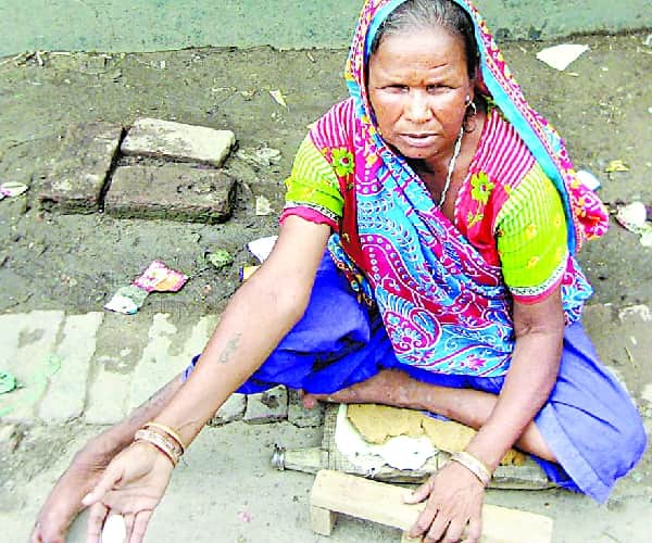  freedom fighter's daughter in law begs for her livelihood in Bahraich.