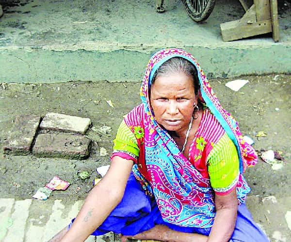  freedom fighter's daughter in law begs for her livelihood in Bahraich.