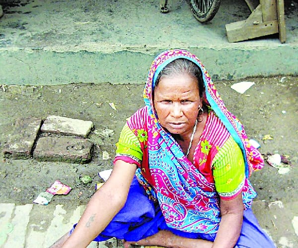  freedom fighter's daughter in law begs for her livelihood in Bahraich.