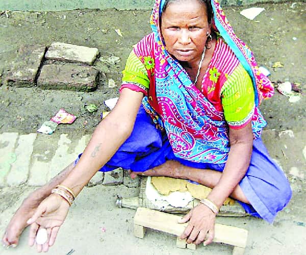  freedom fighter's daughter in law begs for her livelihood in Bahraich.