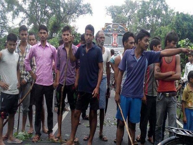 chalate trak se mrt gaay ko phenkane par lagaaya jaam