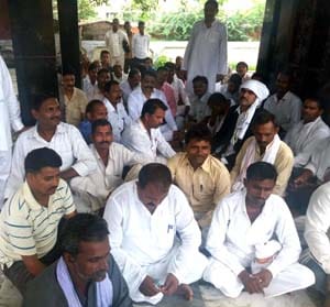 gram pradhan strike kaushambi