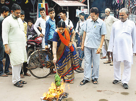 Hindu Jagran Manch burnt the flag of Pakistan
