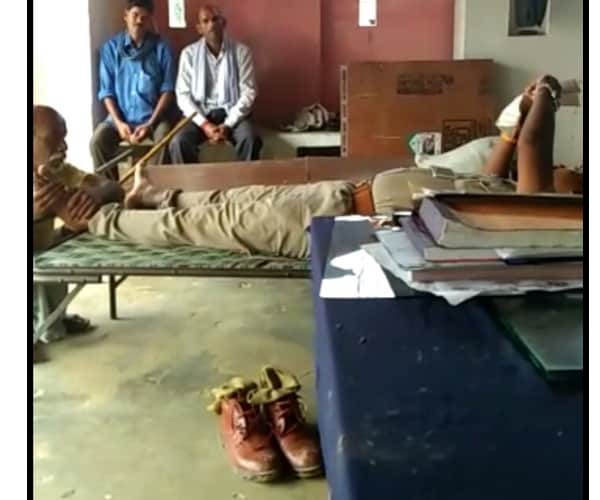 shaneful video of police man faizabad.