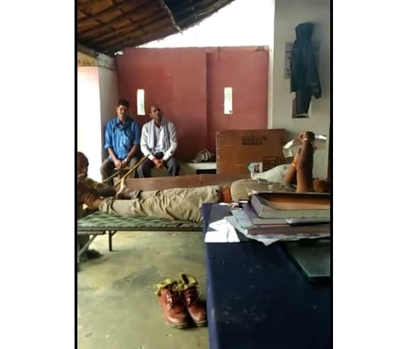 shaneful video of police man faizabad.