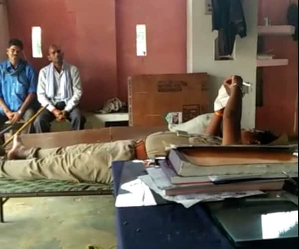 shaneful video of police man faizabad.