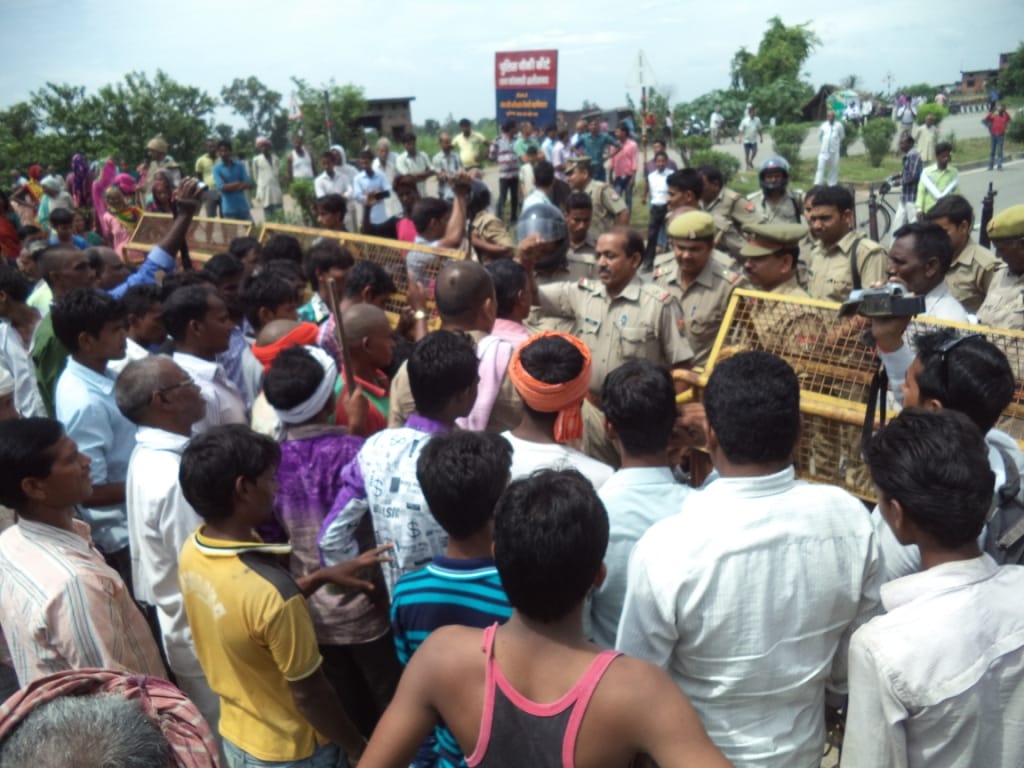 Highway blocked,policeman suspended
