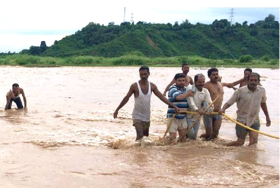 Heavy rainfall and floods in Himachal, two killed, live photos.