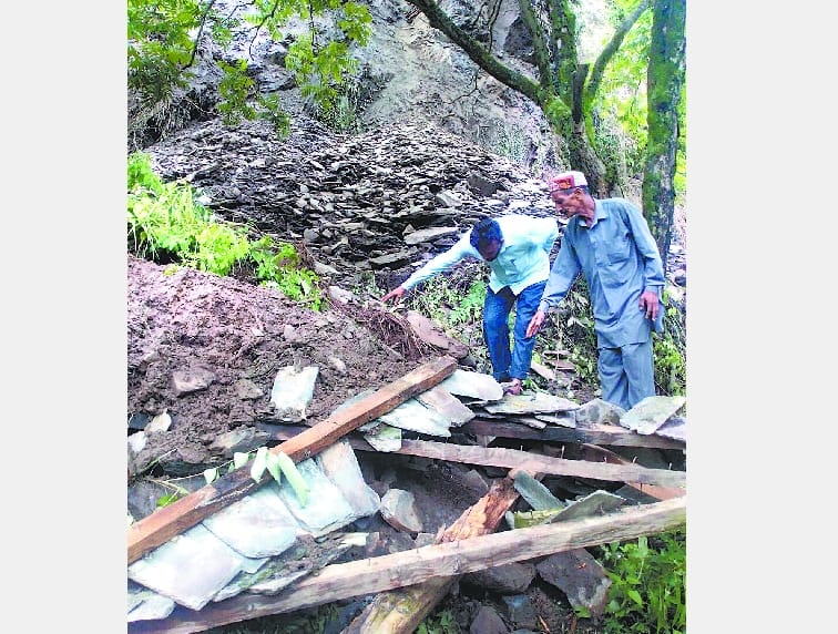 Heavy rainfall and floods in Himachal, two killed, live photos.