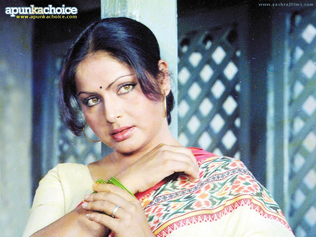 Yesteryear actress Rakhee Gulzar makes a rare public appearance after many years