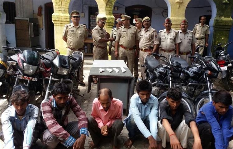 Police arrest six Robers