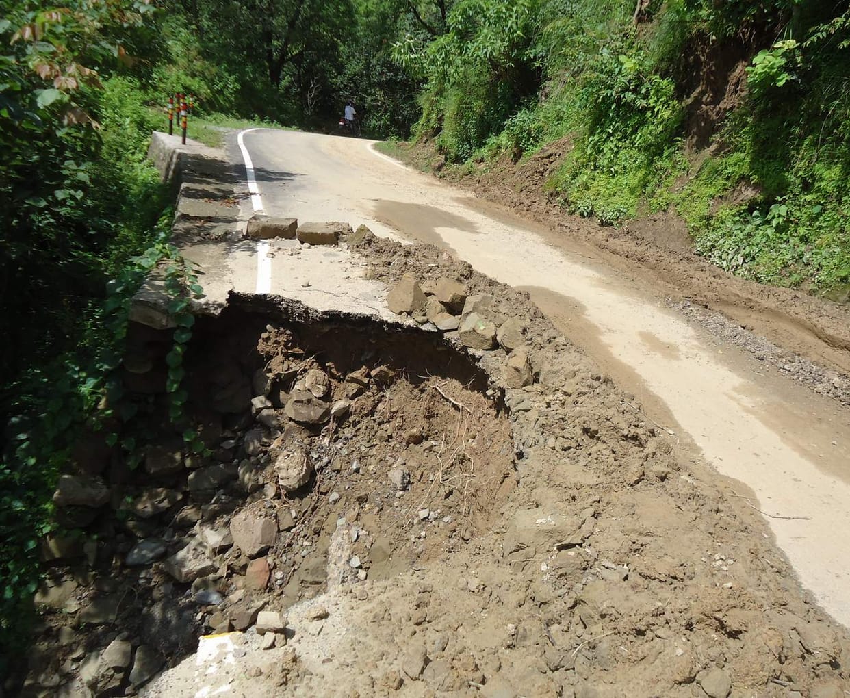 Debris rains come on the streets, 19 roads