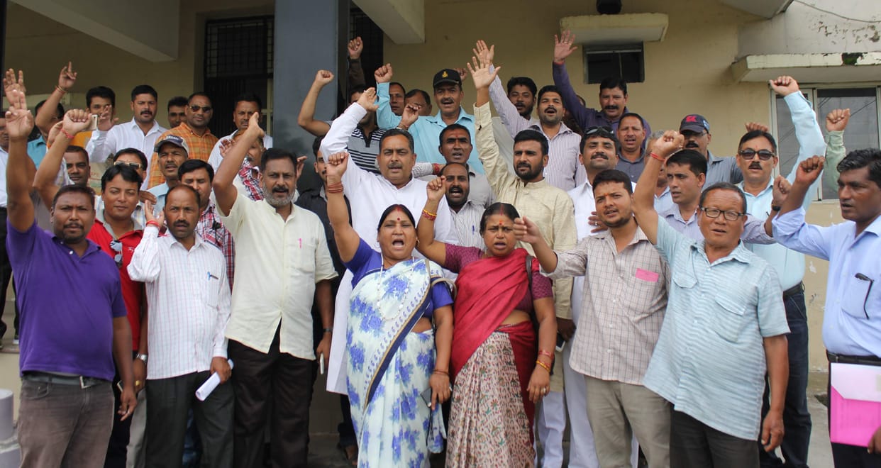 bjp worker protest with mla sahdev pundeer.