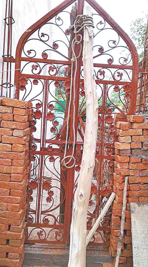 madrse k darwaja banane pr do samuday bhide 