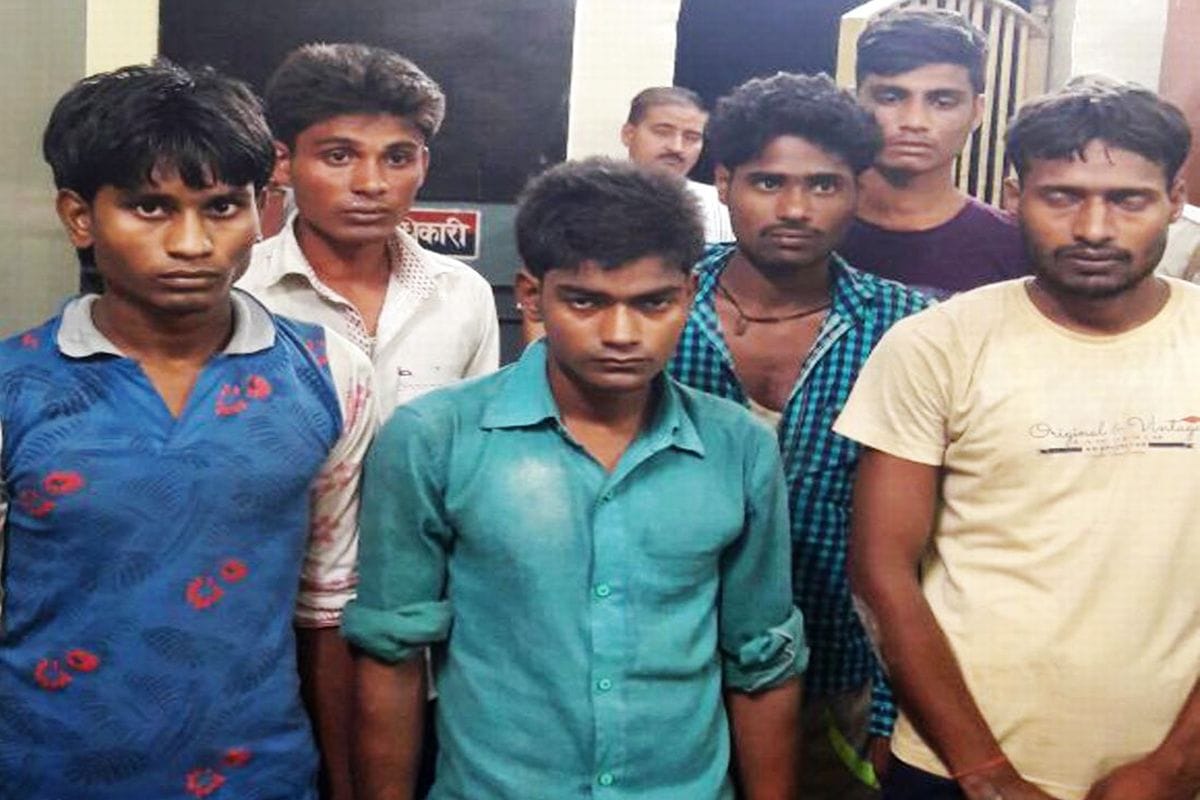 The students threw stones at the train, several injured