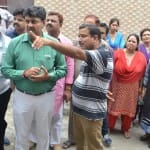 प्रिंटिंग लैब लगाने के विरोध में हंगामा करते लोग