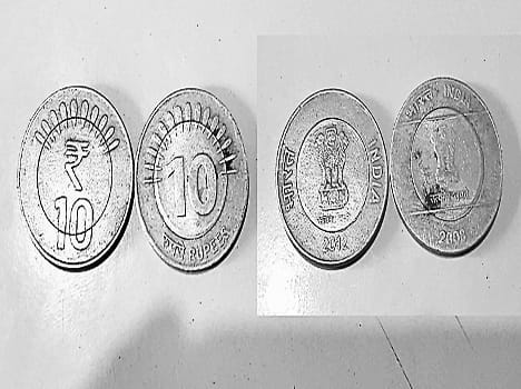 Shoppers pay Rs 10 coin Close