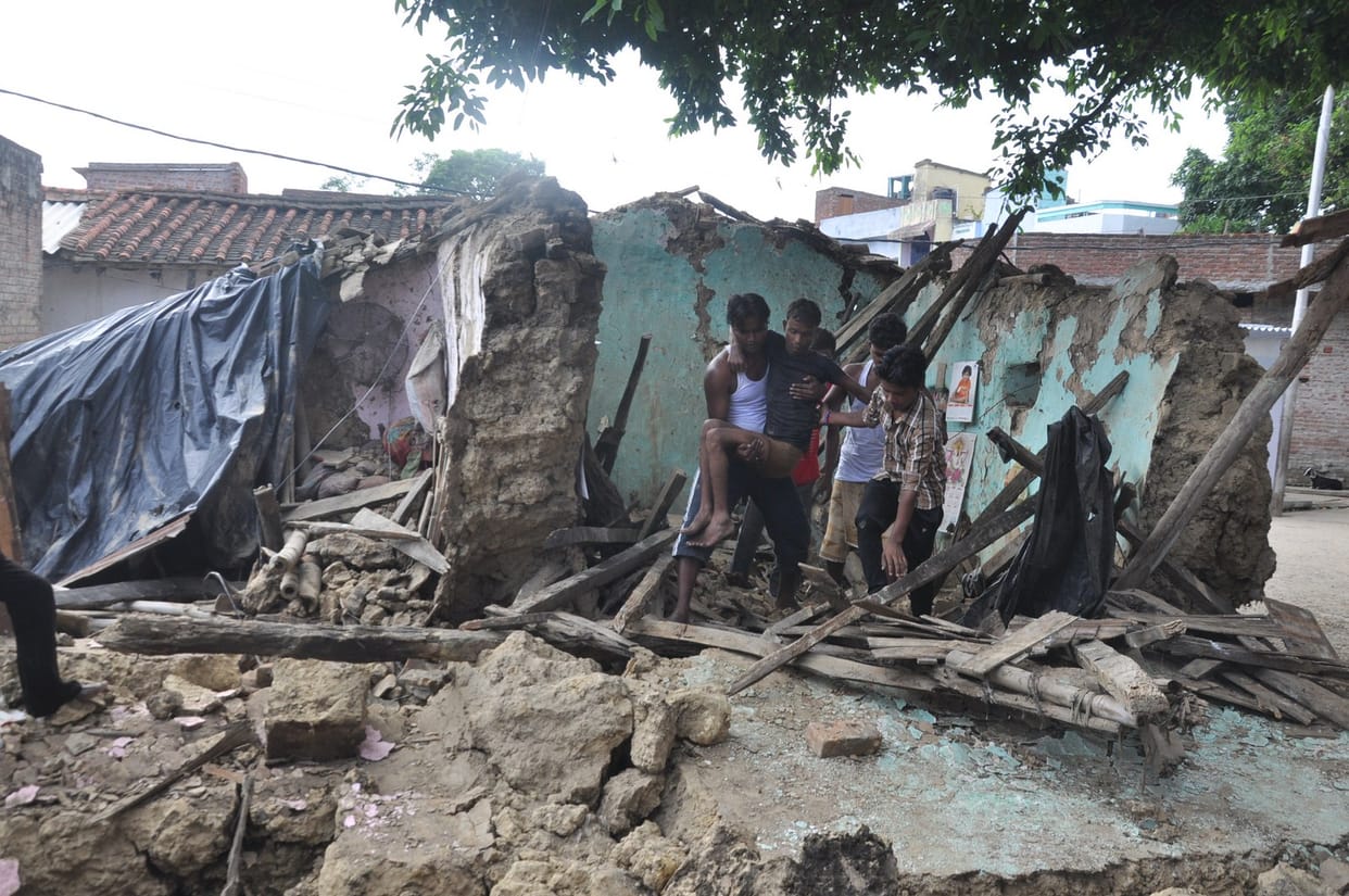 five people injured in collapse of a house