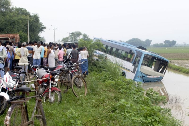 accident of devotee's bus, 11 injoured